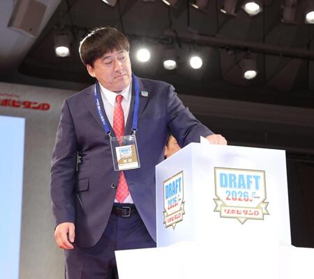 青学大・渡部海のくじをひく石井ＧＭ（撮影・西岡正）