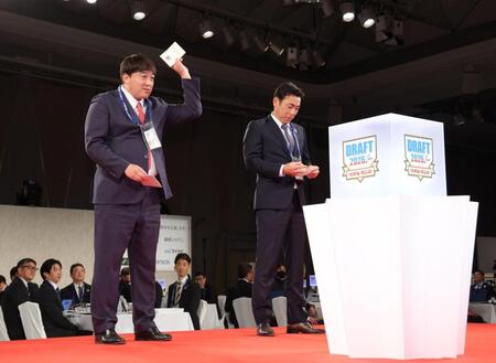 青学大・渡部海の交渉権を獲得した楽天・石井一久ＧＭ。右は中日・荒木雅博球団本部長補佐（撮影・西岡正）