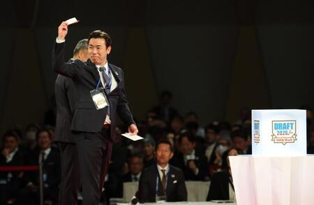近大・宮原廉を引き当てた荒木球団本部長補佐（撮影・棚橋慶太）