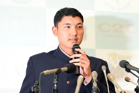 日本ハムから１位指名を受け、記者会見する山梨学院高の菰田陽生投手