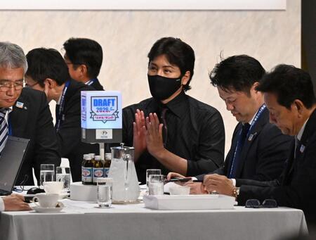 九州国際大付高の牟礼翔を２位指名し、拍手する新庄監督（中央）
