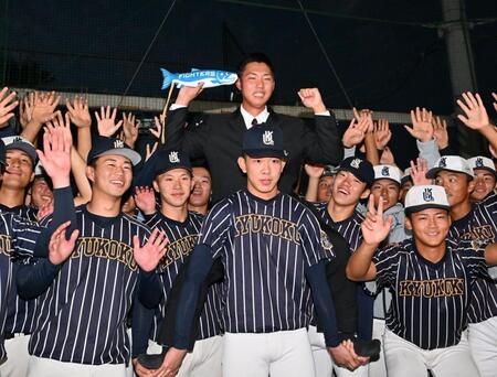 日本ハムから２位指名され、チームメートから祝福される九州国際大付高の牟礼翔