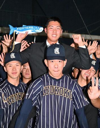 日本ハムから２位指名され、チームメートから祝福される九州国際大付高の牟礼翔