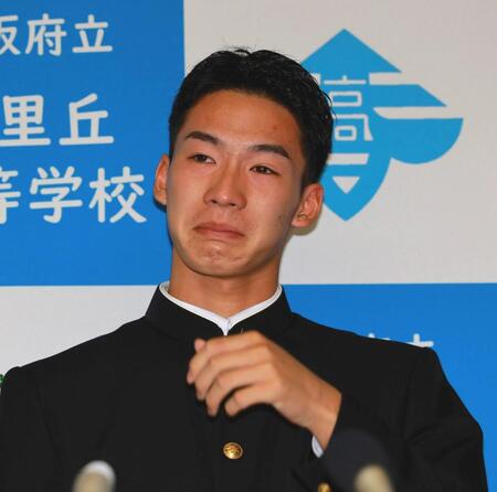 日本ハムから指名を受け涙ぐむ香里丘・岡本翔斗（撮影・石湯恒介）
