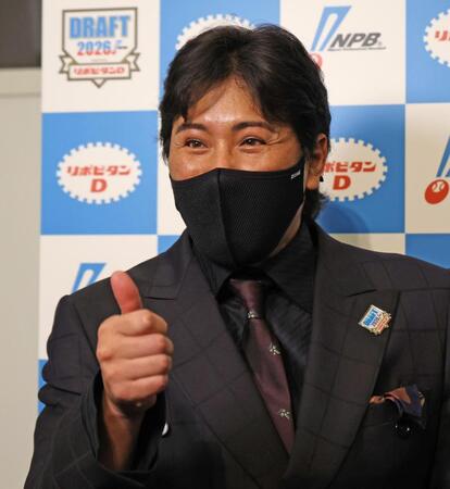 １位指名を終え、報道陣の質問に答える新庄監督