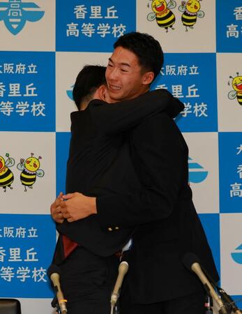 河本拓也監督（左）と抱き合って喜ぶ香里丘・岡本翔斗（撮影・石湯恒介）