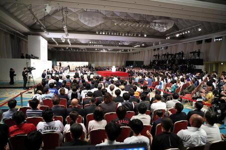 大勢の観客で埋まったドラフト会議の会場（撮影・棚橋慶太）