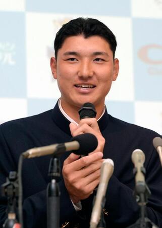 日本ハムから１位指名を受け、記者会見する山梨学院高の菰田陽生投手