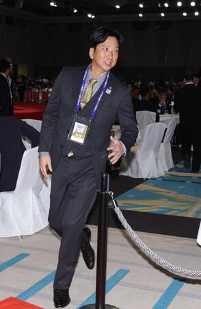 １巡目指名を終え、会見場に向かう藤川監督（撮影・西岡正）