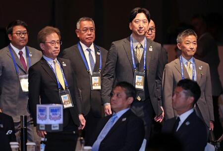 会場入りする藤川監督（中列右から２人目）ら