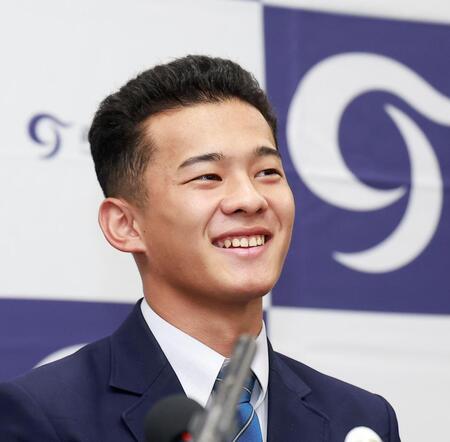 会見で笑顔を見せる高岡第一・前田侑大（撮影・西田忠信）