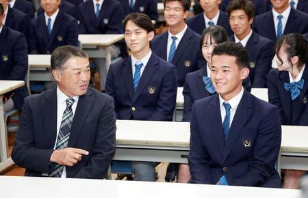ロッテに２位指名され笑顔を見せる高岡第一・前田侑大（撮影・西田忠信）