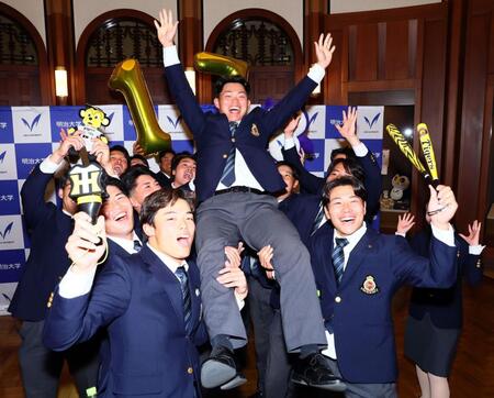 阪神からドラフト１位指名を受け、胴上げされる明大・榊原七斗（中央）＝撮影・中島達哉