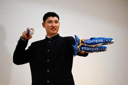 日本ハムから１位指名を受けた山梨学院・菰田