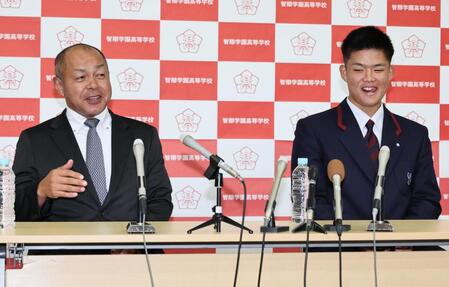 巨人から４位指名されホッとする智弁学園・杉本真滉と小坂将商監督（撮影・田中太一）