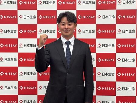 西武から５位指名を受け会見でガッツポーズをする日本生命の中津大和　
