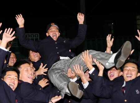 胴上げされる巨人４位指名の智弁学園・杉本真滉（撮影・田中太一）