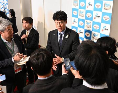 青学大・鈴木泰成の交渉権を獲得し、囲み取材に応じる城島ＣＢＯ
