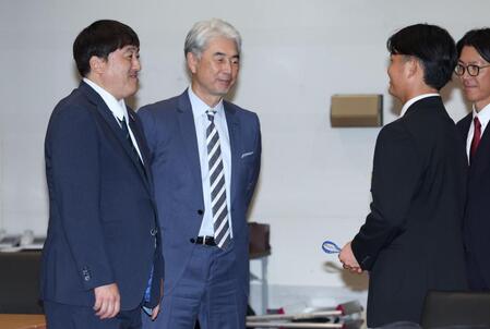 青学大・渡部海と話す楽天・吉井監督と石井ＧＭ（撮影・金田祐二）