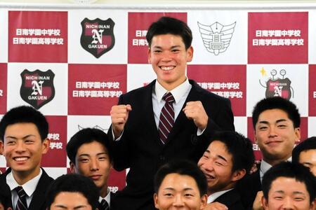 ロッテからドラフト６位指名を受け、笑顔の日南学園・田中皐晴（中央）