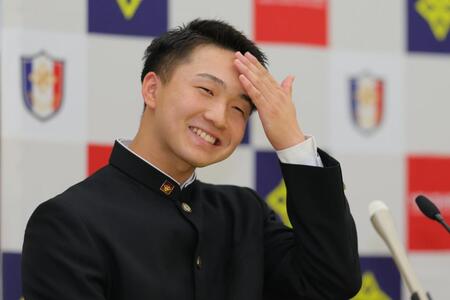 巨人から３位指名を受け、記者会見する横浜高の池田聖摩。対戦したい投手に高校の先輩の涌井や柳をあげた
