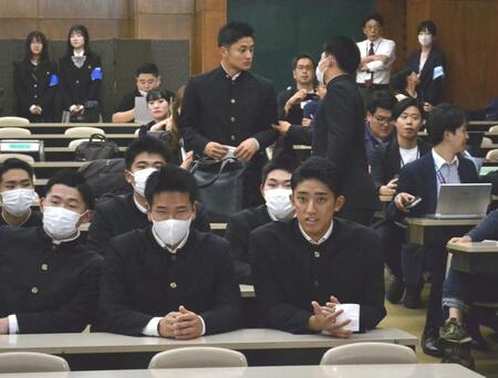 会見場でドラフト会議の開始を待つ横浜・織田