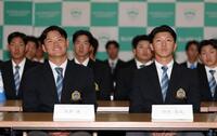 ドラフト会議の開始を待つ青学大の渡部海（左）と鈴木泰成