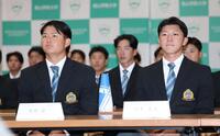 指名を待つ青学大・渡部海と鈴木泰成（撮影・金田祐二）