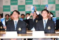 青学大の渡部海が楽天、鈴木泰成はソフトバンクに決まり笑顔を見せる（撮影・金田祐二）