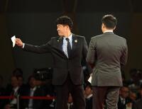 青学大・鈴木を引き当てた城島健司ＣＢＯ（左）＝撮影・棚橋慶太