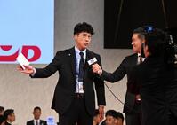 青山学院大・鈴木泰成の交渉権を獲得し、インタビューを受ける城島ＣＢＯ（撮影・柿森英典）