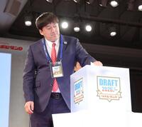青学大・渡部海のくじをひく石井ＧＭ（撮影・西岡正）