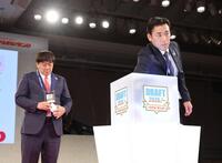 青学大・渡部海のくじをひく中日・荒木球団本部長補佐。左は楽天・石井ＧＭ（撮影・西岡正）