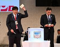青学大・渡部海の交渉権を獲得した石井取締役ＧＭ。右は荒木球団本部長補佐（撮影・堀内翔）