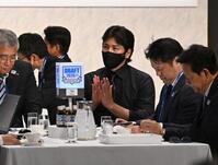 九州国際大付高の牟礼翔を２位指名し、拍手する新庄監督（中央）