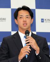 中日に１位指名され、記者会見する近大の宮原廉