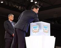 近大・宮原廉のくじをひく中日・荒木雅博球団本部長補佐＝グランドプリンスホテル新高輪（撮影・西岡正）