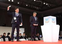 近大・宮原廉のくじを引き当てた中日・荒木雅博球団本部長補佐（左）＝グランドプリンスホテル新高輪（撮影・西岡正）