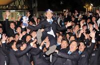 中日に１位指名され、チームメートから胴上げされる近大の宮原廉