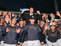 日本ハムから２位指名され、チームメートから祝福される九州国際大付高の牟礼翔