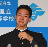 日本ハムから指名を受け涙ぐむ香里丘・岡本翔斗（撮影・石湯恒介）