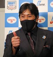 １位指名を終え、報道陣の質問に答える新庄監督