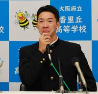 涙をこらえ、言葉に詰まる香里丘・岡本翔斗（撮影・石湯恒介）