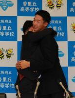 河本拓也監督（左）と抱き合って喜ぶ香里丘・岡本翔斗（撮影・石湯恒介）