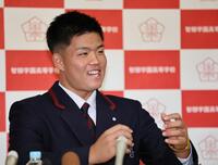 ドラフト会議を前に、席につく智弁学園・杉本真滉