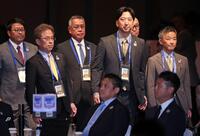 会場入りする藤川監督（中列右から２人目）ら