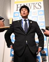 青学大・鈴木泰成の交渉権を獲得し、囲み取材に応じる城島ＣＢＯ