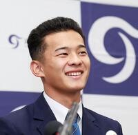 会見で笑顔を見せる高岡第一・前田侑大（撮影・西田忠信）