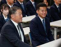 ロッテに２位指名され、笑顔を見せる高岡第一・前田侑大（右）＝高岡第一高校（撮影・西田忠信）