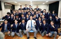ロッテに２位指名され、生徒たちに祝福される高岡第一・前田侑大（中央）＝撮影・西田忠信